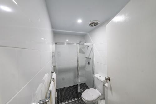 Bilik mandi di Bega Motel