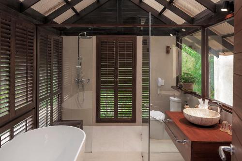 ein Bad mit einer Badewanne, einem Waschbecken und einer Dusche in der Unterkunft The Spa Resorts - Lamai Village in Nathon Bay