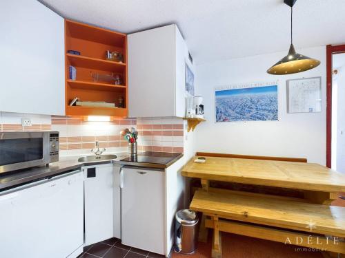 Appartement Montvalezan-La Rosière, 2 pièces, 4 personnes - FR-1-398-569にあるキッチンまたは簡易キッチン