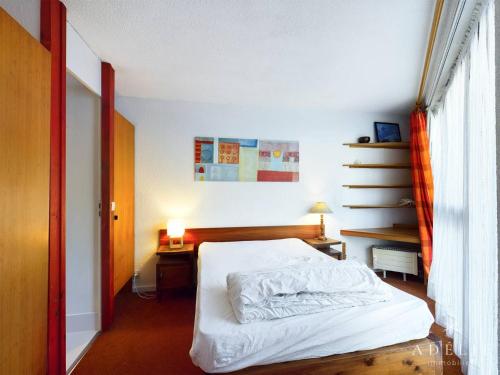 een slaapkamer met een bed, een bureau en een raam bij Appartement 2P à 80m des Pistes et Commerces, Balcon, Casier à Skis. - FR-1-398-569 in La Rosière