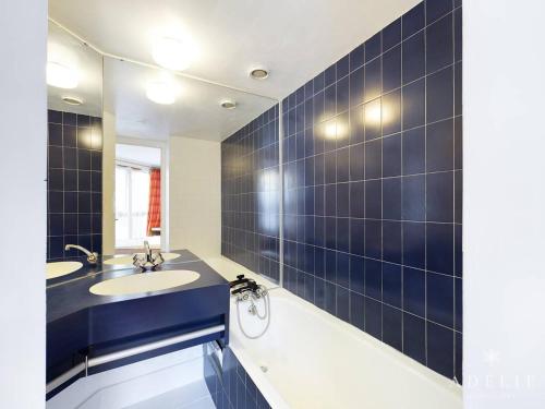 een badkamer met twee wastafels en een spiegel bij Appartement 2P à 80m des Pistes et Commerces, Balcon, Casier à Skis. - FR-1-398-569 in La Rosière