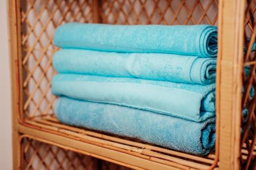 un montón de toallas azules en una cesta en Riverside Cabanas, en Mirissa