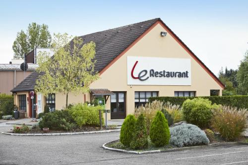a restaurant with a sign on the side of a building at Campanile Strasbourg - Illkirch Geispolsheim in Geispolsheim