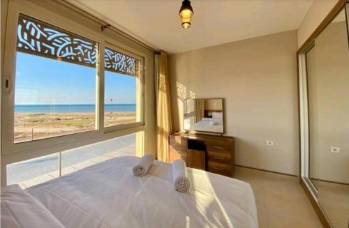 um quarto com uma cama e vista para o oceano em Mangroovy El Gouna Full SEA View 1 BR, El Gouna em Hurghada