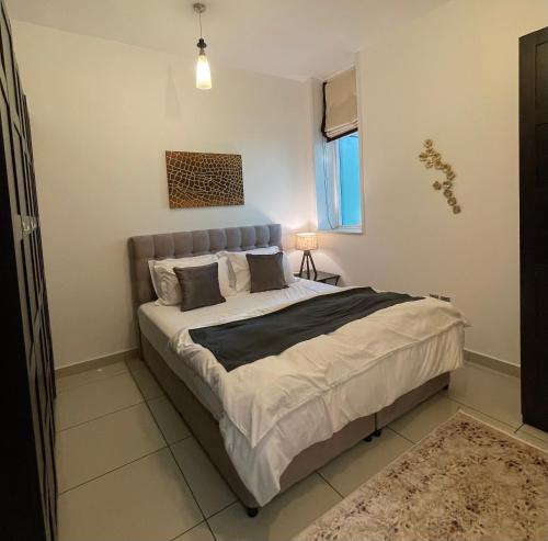 Postel nebo postele na pokoji v ubytování Sea View 1BR apartment - Marina Pinnacle