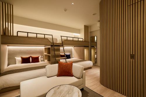 sypialnia z 2 łóżkami piętrowymi i kanapą w obiekcie FAV HOTEL Hiroshima Heiwa Odori w mieście Hiroszima