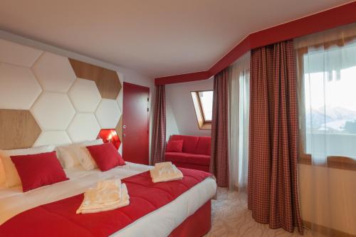
A bed or beds in a room at Royal Ours Blanc Boutique Hôtel & Spa
