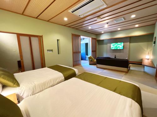 Postel nebo postele na pokoji v ubytování OWL RESORT ARIFUKU ONSEN