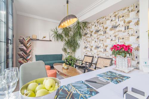 een eetkamer met een tafel met een fruitschaal bij VESCI FAVENTIA in Huétor-Tájar