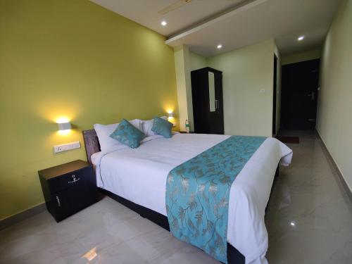 Ένα ή περισσότερα κρεβάτια σε δωμάτιο στο Munnar BnB