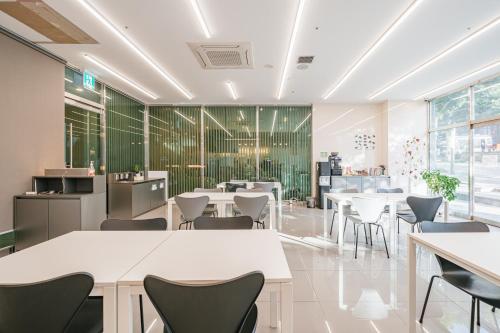 Un restaurante u otro lugar para comer en Hotel Zinc