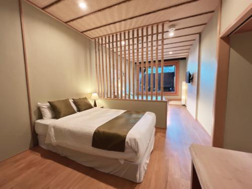 Postel nebo postele na pokoji v ubytování OWL RESORT ARIFUKU ONSEN
