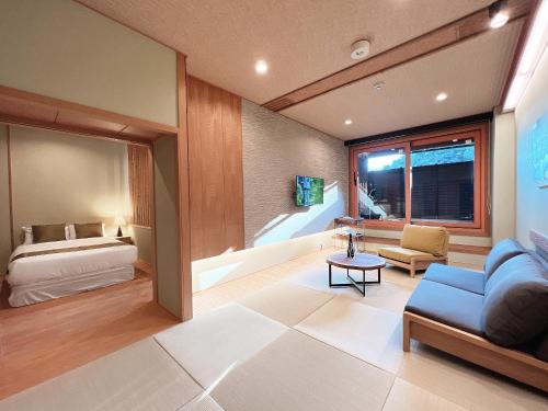 Postel nebo postele na pokoji v ubytování OWL RESORT ARIFUKU ONSEN