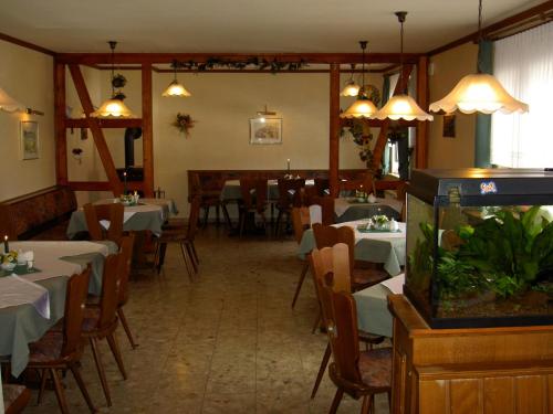 Un restaurante u otro lugar para comer en Gasthof 'Zum Reifberg'