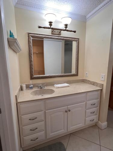 Φωτογραφία από το άλμπουμ του Entire Single Family home 3 bed 2 bath in water front big cozy back yard view σε Coconut Creek