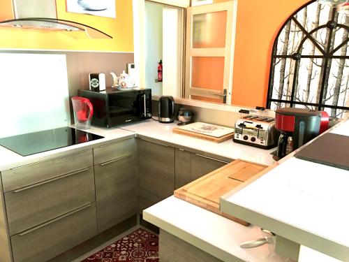 uma cozinha com uma bancada e um forno com placa de fogão em DUPLEX 52m2 hyper centre, petite TERRASSE exposée Sud em Dieppe