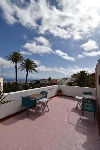 a patio with tables and chairs on a roof at Villa Nestor in Ingenio