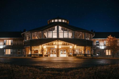 a large building at night with its lights on at Lapland Hotels Ylläskaltio in Äkäslompolo
