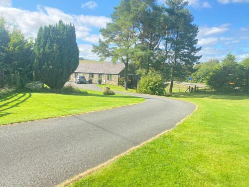 a road leading to a house in a yard at Lune Cottage nestled between Lake District and Yorkshire Dales in Tebay