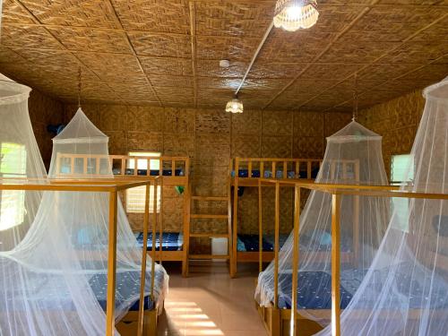 1 Schlafzimmer mit 2 Etagenbetten in einem Zimmer in der Unterkunft Izla Soanna in Panglao