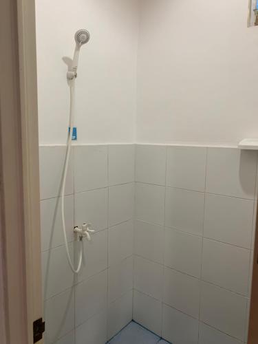 een douche met een douchekop in de badkamer bij Izla Soanna in Panglao