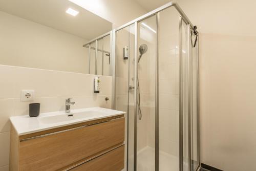 a bathroom with a sink and a shower at APSTAY Eggenberg I Self Check-in I Parking option in Graz
