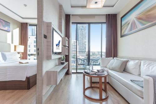 曼谷的住宿－阿德菲49酒店，酒店客房设有一张沙发和一张床