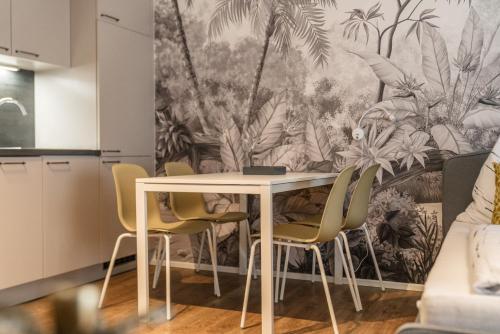 a dining room with a table and chairs at APSTAY Eggenberg I Self Check-in I Parking option in Graz