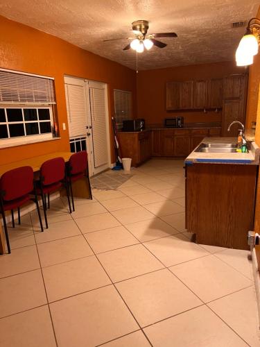 Η κουζίνα ή μικρή κουζίνα στο Entire Single Family home 3 bed 2 bath in water front big cozy back yard view