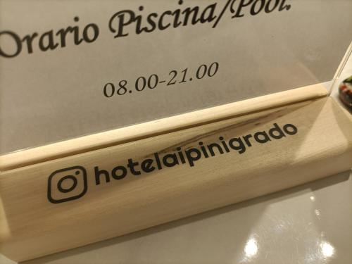 a sign that says omino fiesta food on a table at Hotel Ai Pini in Grado