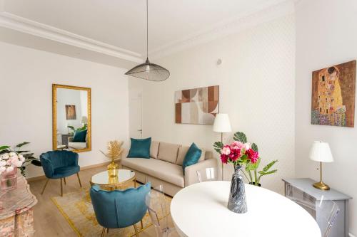 - un salon avec un canapé et une table dans l'établissement Cosy 2 bedrooms 1 bathroom apartment - Monceau, à Paris