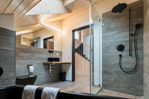 uma casa de banho com um chuveiro e uma parede de vidro em Melchtal Resort Apart Hotel em Melchtal