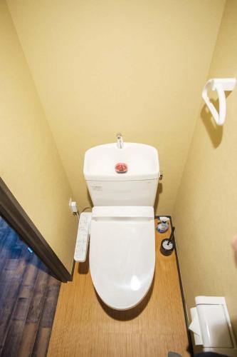 京都市にある久宿　琉璃子の部屋にある白いトイレ付きのバスルーム
