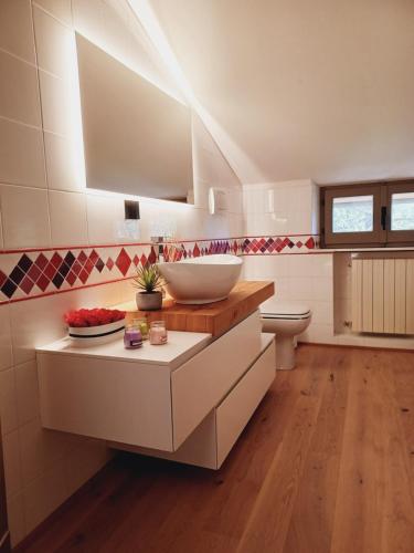 a bathroom with a sink and a toilet at Villa Poggio fagianino in Sant'Albino