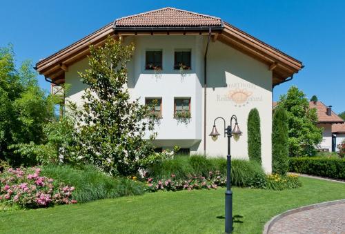 ein Haus mit einem Garten und einer Straßenbeleuchtung in der Unterkunft Residence Werth in Bozen