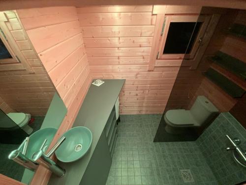 een kleine badkamer met een wastafel en een toilet bij PadaSpa 