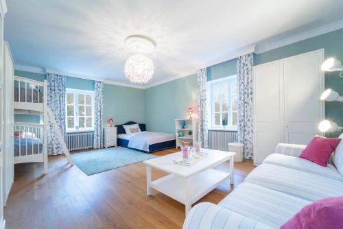 een blauwe woonkamer met een bank en een tafel bij Ehemaliges Gutshaus Oevelgönne 