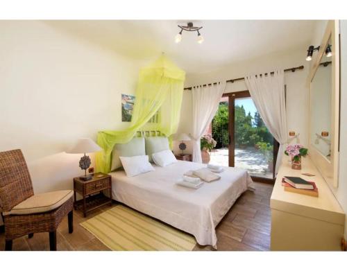 um quarto com uma cama, uma mesa e uma cadeira em Villa Faye em Gaios