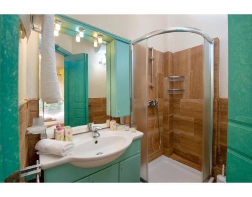 uma casa de banho com um lavatório e um chuveiro em Villa Faye em Gaios