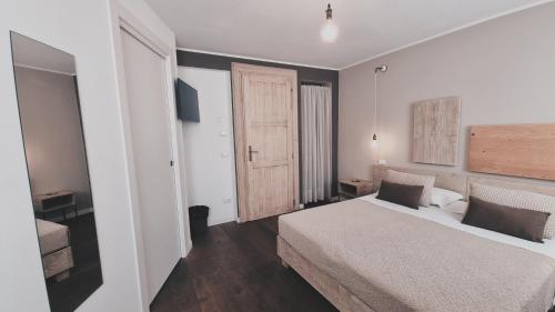a hotel room with a bed and a window at Bardoliners in Bardolino