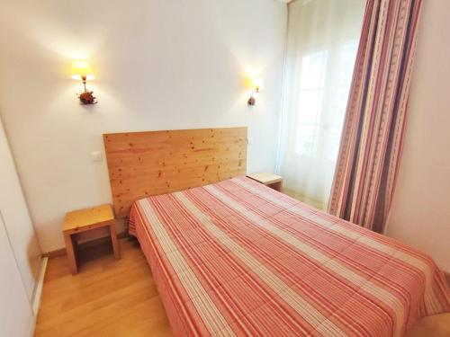 ein kleines Schlafzimmer mit einem Bett und einem Fenster in der Unterkunft Val de Jade, Oo, T2, centre Luchon, wifi, casier à skis, 4 personnes in Luchon