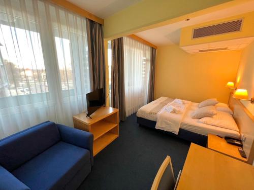 リュトメルにあるHotel Jeruzalemのベッドとソファ付きのホテルルーム