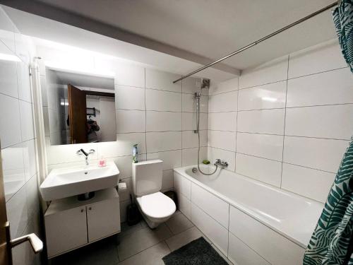 e bagno con lavandino, servizi igienici e vasca. di Newly furnished beautiful old building apartment in the center with Apple TV a St. Gallen