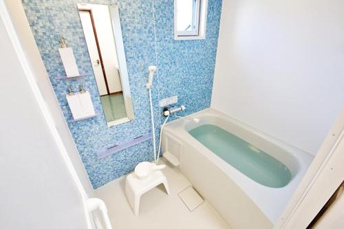 宮古島にあるVILLA CORALLIUM -MIYAKO-のバスルーム(バスタブ、トイレ付)