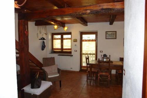 a living room with a table and a dining room at Bonne Ville in Cesana Torinese