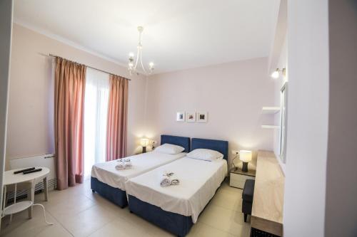 ein Schlafzimmer mit einem großen Bett in einem Zimmer in der Unterkunft Eleni Luxury Villa in Almiros Beach