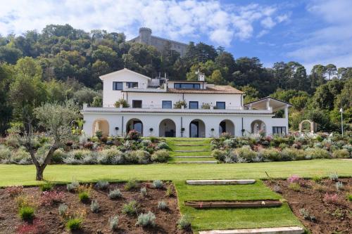 Vigna Caio Relais & Spa في براتشيانو: منزل على تلة مع حديقة