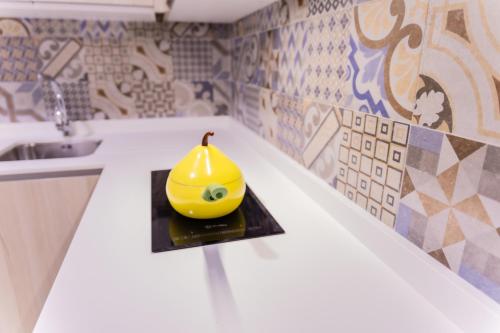 a yellow helmet sitting on top of a kitchen counter at SAN ANDRÉS 13 in Torre del Mar