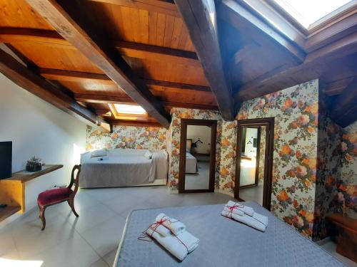 拉奎拉的住宿－Amaranto99，一间带一张床的卧室,位于带木制天花板的房间内