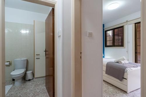 Vannas istaba naktsmītnē Azure 2-BR W/Terrace in Larnaca